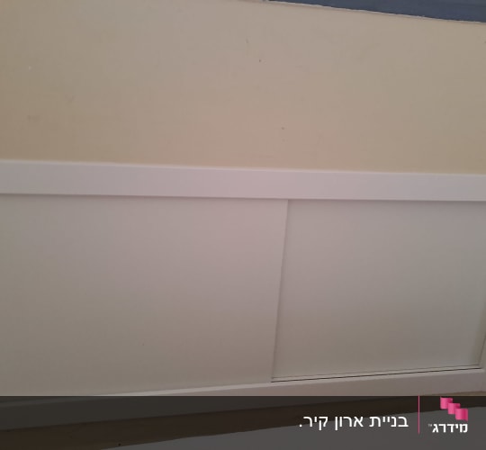 דלת עץ לבנה עם מסגרת ותפסים